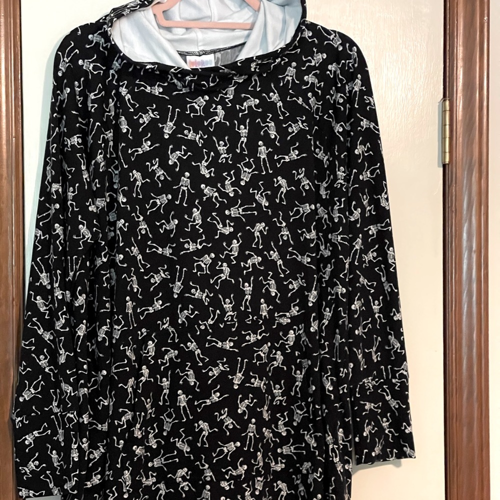 LuLaRoe LLR Amber skeleton skull Halloween hoodie XL worn twice.